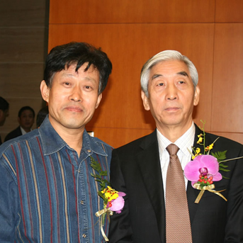 2008年同中书协主席张海在中国美术馆留影